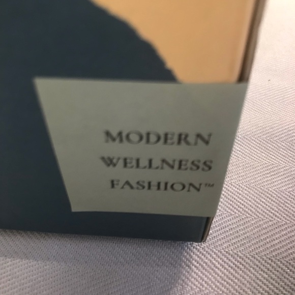 NIB Earth Natural Tahoe Merlot Leather Side Zip Ankle Booties 7 1/2 Wide - Picture 12 of 12